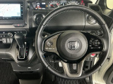 【ハンドル】運転にかかわる様々な操作を安全に行えるように視点移動が少なく操作性に配慮されたスイッチ類が凝縮されたコックピットです。