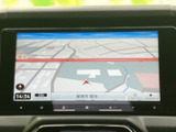 見やすい地図画面は、目的地へのナビゲーションをスムーズに行います。渋滞情報も確認でき、スムーズな移動をサポートします。