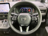 握りやすいステアリングは、運転操作をスムーズに。快適なドライビングポジションを実現し、長距離運転も疲れにくいです。