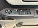 電動格納式リモコンドアミラーと、パワーウィンドウスイッチ等は運転席ドアにあります。