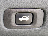 ボタン一つでトランクオープンが可能!車内から操作できる為、非常に便利な装備の一つとなります!