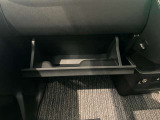 車検証入れになどにも使える便利な収納BOXあります。