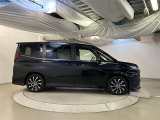 運転席側も電動スライドドアになってます。ショッピングなどでのお買い物時手がふさがっていてもドアに軽く触れるかリモコンで開閉できるので便利です!