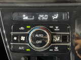 【オートエアコン】一度お好みの温度に設定すれば、車内の温度を検知し風量や温度を自動で調整。暑い&hellip;寒い&hellip;と何度もスイッチ操作をする必要はありません。快適な車内空間には必須の機能ですね♪