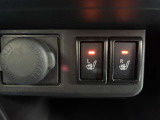 【フロント両席シートヒーター】冬場に重宝します♪車のエアコンではエンジンが暖まるまで暖かい風は出ませんが、電気でシートの中の熱線を暖めるので、エアコンより早く暖まります!