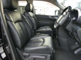 運転席はほどよくホールド感のある形状をしておりますので、運転がしやすいです。本革シートで高級感もございます。