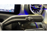 ウィンカー内蔵ドアミラーを開発したのは『メルセデス・ベンツ』です。他車からの視認性が高まり、事故の可能性を低減させています。更に、点灯部分はドライバーの視界に入らないように設計されています。