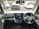 運転席からの視界は広く、運転操作もスムーズに行えます。快適なドライビングをサポートします。