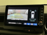 リバースギアに入れるだけで後方の表示へ切り替わります。夜間や雨の日の駐車も楽になりますよ。