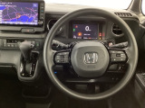 【ハンドル】運転にかかわる様々な操作を安全に行えるように視点移動が少なく操作性に配慮されたスイッチ類が凝縮されたコックピットです。