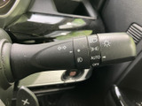 操作しやすいウインカーレバーは、安全な車線変更をサポートします。確実な操作感で、周囲への意思表示をしっかりと行えます。日常の運転で役立つ機能です。