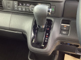 シフトはインパネシフト、パーキングブレーキは電子制御なので運転席と助手席の間はすっきりしています。