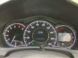 視認性の高いメーター類で、運転に必要な情報を的確に把握できます。運転状況をひと目で確認でき、安全運転をサポートします。落ち着いたデザインも魅力です。