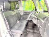 運転席まわりには十分なスペースがあり、大柄な方でもゆったり運転していただける環境です。