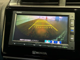 リバースギアに入れるだけで後方の表示へ切り替わります。夜間や雨の日の駐車も楽になりますよ。
