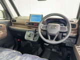 運転席まわりです。 各操作スイッチは使いやすい位置に配置されてます。