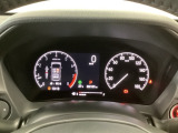 【ハンドル】運転にかかわる様々な操作を安全に行えるように視点移動が少なく操作性に配慮されたスイッチ類が凝縮されたコックピットです。