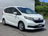狭い駐車場でも、スライドドアならチャイルドシートへのお子さまの乗降や荷物の積載もスムーズ。とても便利な【両側電動スライドドア】ドアハンドを少し引くだけでリアドアが自動開閉します。