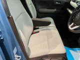 【ベンチシート】運転席と助手席の移動もスムーズ!狭い駐車場での乗り降りや、お子様の乗り降りにも便利です。座席の間にコンソールボックスやドリンクホルダーがないため、車内空間が広く感じます。