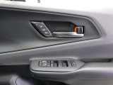 運転席シートポジションメモリーでスイッチを押すだけでシートが設定したポジションに動くので便利です!