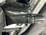 【オートライト(AUTO)】外の明るさをシステムが感知して、自動でヘッドライトが点灯します。ヘッドライトをつけ忘れを防ぐ便利機能です。