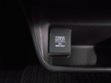 【POWEROUTLET】12V電源ソケットを設置しております。周辺機器の充電にご利用頂けます。
