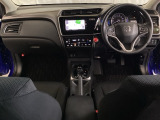 車内は光触媒抗菌消臭施工済です。スタイリッシュなデザインでスポーティなインパネ周りを演出します。グローブボックスやカップホルダーのほかにトレーなどたくさんの収納スペースが付いています。