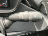 操作しやすいウインカーレバーは、安全な車線変更をサポートします。直感的に操作できる設計で、運転に集中できます。使い勝手に優れています。