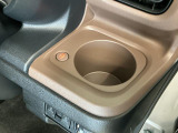 【ホッとカップホルダー】ホットドリンクをちょうどいい温度でキープしてくれる保温機能付きのカップホルダーです。冬の寒い日でも快適なドライブを♪