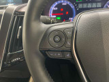 運転中、オーディオの操作をしてて、ハッとしたことはありませんか?ステアリングスイッチは、運転中でもハンドルでオーディオの操作が可能です。安全なドライブをサポートします。