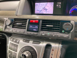 【左右独立型フルオートエアコン】運転席と助手席でそれぞれお好みの温度に設定可能。同乗者にも配慮した、快適な空調をお届け致します。
