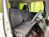 運転席まわりには十分なスペースがあり、大柄な方でもゆったり運転していただける環境です。