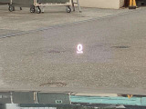 運転視界の遠方上方に虚像を投影することで前を見ながら情報の視認ができます。本当にドライバーが必要な情報を適切に伝え、楽しんで頂くことを考えた新世代装備です。※虚像は2.6m前方に浮かぶイメージです。