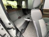 見た目よりも広く感じる後部座席です