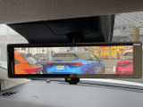 【スマートルームミラー】後方の映像を高精細モニターに映し出し、荷物や乗員で視界が遮られても安全に確認可能。夜間や雨天でもクリアな視界を確保する先進装備です。