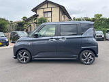 乗り降りのイメージが湧く左側面。ドア面の通りやスライド有無、小キズの出やすい部分も確認◎。