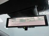 スマートルーミラー装備車両後方のカメラ映像をミラ-面に映し出すので、車内の状況や、天候などに影響されにくく、よりクリアな後方視界が得られます。