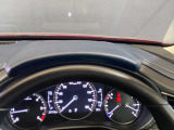 必要な情報を投影するヘッドアップディスプレイ(運転席前のガラス等に車速やナビ情報を投影する機能)。視線移動を抑え、速度やナビのルート案内、安全警告を直感的に確認。長距離運転でも疲れません。