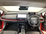 【前方視界】開放的な前方視界!運転がしやすく疲れにくいです♪窓が大きく、見通しがとっても良いおクルマですよ♪