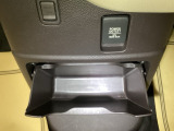 足元部分にはちょっとした小物を入れるのに便利な収納BOXもあります。