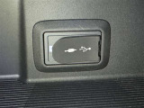充電用USB端子付き。スマートフォンなどの充電に便利です。