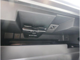 助手席側のグローブボックス内にETC2.0を装備。高速道路での移動をよりスムーズにし、快適なドライブをサポートする便利なアイテムです。