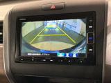 リバースギアに入れるだけで後方の表示へ切り替わります。夜間や雨の日の駐車も楽になりますよ。
