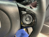ステアリング右手側にクルーズコントロールスイッチ。アクセルペダルを踏まずに一定速走行が出来るので、高速道路での走行がグッと快適になります。