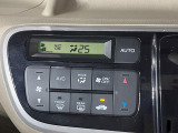 【オートエアコン】一度お好みの温度に設定すれば、車内の温度を検知し風量や温度を自動で調整。暑い&hellip;寒い&hellip;と何度もスイッチ操作をする必要はありません。快適な車内空間には必須の機能ですね♪