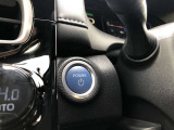 エンジンスタートボタンです。キーが車内にあれば、エンジンの始動・停止はブレーキを踏んでスイッチを押すだけ!キーを取り出す手間を省き、ワンプッシュでエンジンを操作するので簡単でスムーズです。
