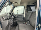 運転席からの視界は良好。操作系の配置も直感的で、運転に集中できます。快適な運転環境をご提供します。