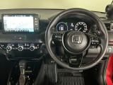 【ハンドル】運転にかかわる様々な操作を安全に行えるように視点移動が少なく操作性に配慮されたスイッチ類が凝縮されたコックピットです。