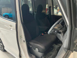 運転席、助手席です。座面も広くゆったりと座れてアームレストも付いているので重宝します。