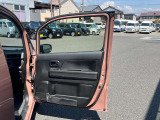 運転席のドア内部の写真です。